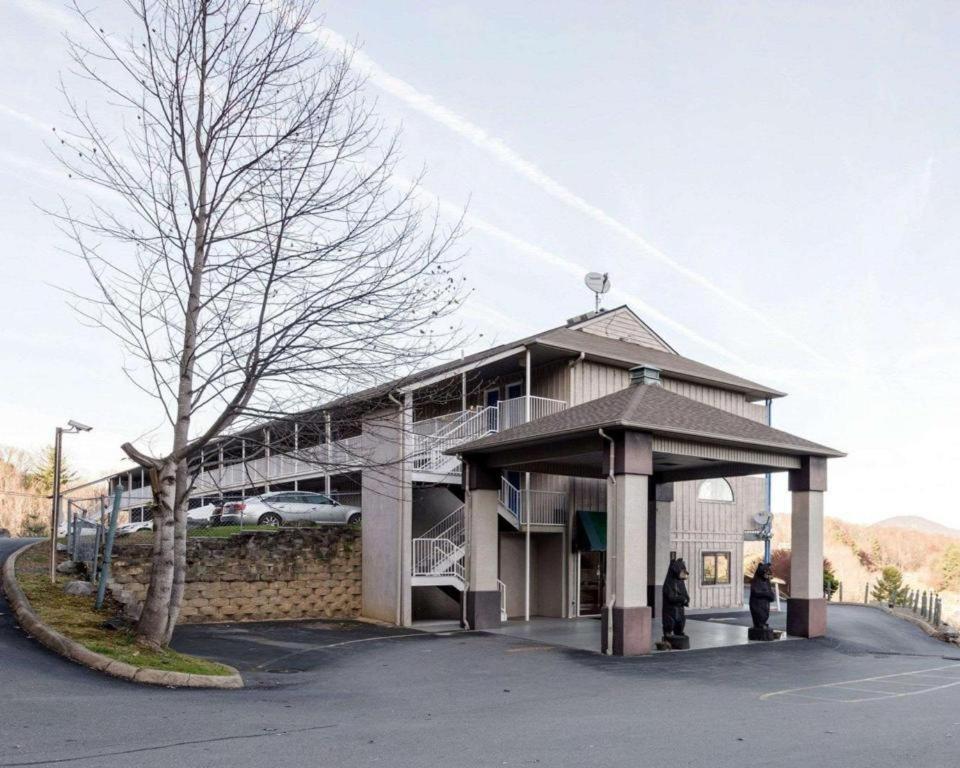 Econo Lodge - Уэйнсвилл Экстерьер фото